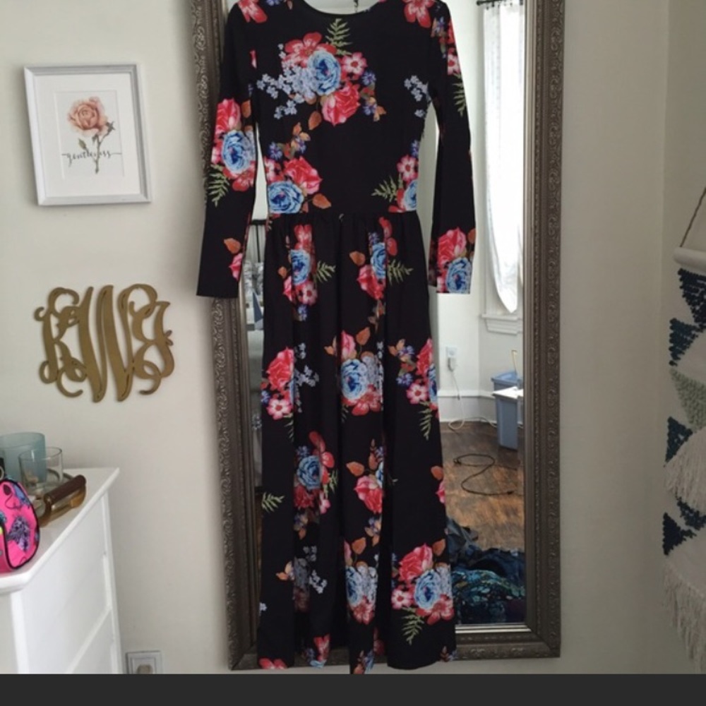 Floral maxi dress fits sz xs szS Black multicolor